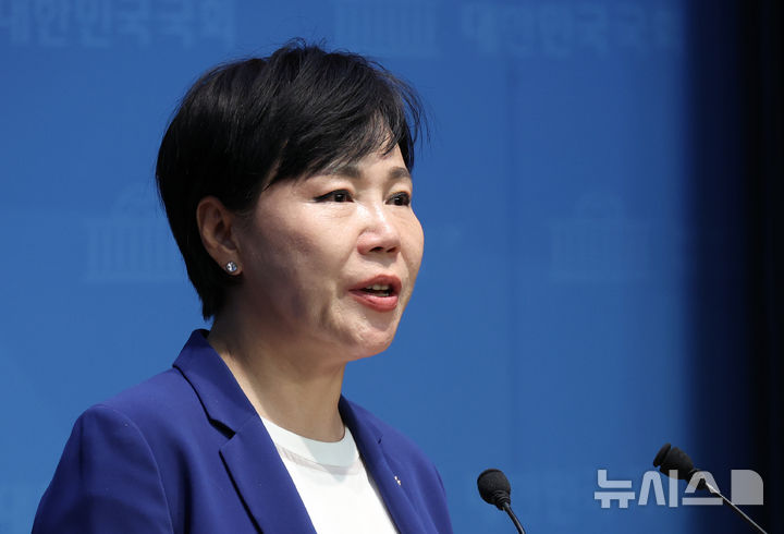 [서울=뉴시스] 김명년 기자 = 전현희 더불어민주당 3대 특검 대응 특별위원장이 30일 오전 서울 여의도 국회 소통관에서 열린 삼부토건-웰바이오텍 주가 조작 의혹 관련 기자회견에서 발언하고 있다. 2025.09.30. kmn@newsis.com