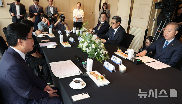 [서울=뉴시스] 김명원 기자 = 최교진 사회부총리 겸 교육부 장관이 지난해 9월 30일 서울 종로구 포시즌 호텔 서울에서 열린 부총리-한국대학교육협의회(대교협) 회장단 간담회에 참석해 인사말을 하는 모습. 2025.09.30. kmx1105@newsis.com