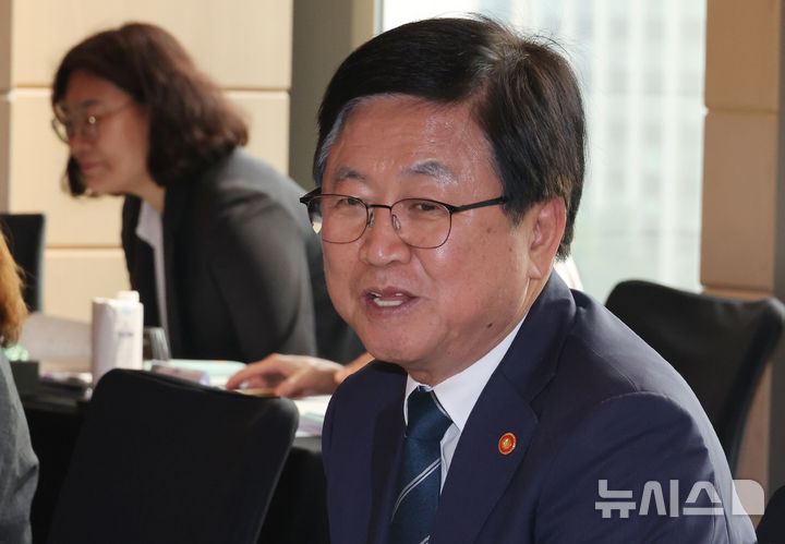 [서울=뉴시스] 김명원 기자 = 최교진 사회부총리 겸 교육부 장관이 30일 서울 종로구 포시즌 호텔 서울에서 열린 부총리-한국대학교욱협의회(대교협) 회장단 간담회에 참석해 인사말을 하고 있다. 2025.09.30. kmx1105@newsis.com