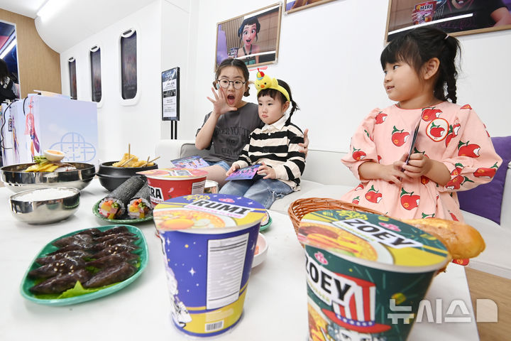 [용인=뉴시스] 김종택 기자 = 30일 경기 용인시 에버랜드에서 관람객들이 ‘케이팝 데몬 헌터스’(케데헌) 테마존을 체험하고 있다. 케데헌 테마존에서는 대형 LED 스크린을 통해 작품 속 주요 영상과 인기 OST, 헌트릭스, 사자보이즈 등 캐릭터별 스토리를 미션형 게임과 인터랙티브 포토존을 통해 몰입감 있게 경험할 수 있다. 2025.09.30. jtk@newsis.com