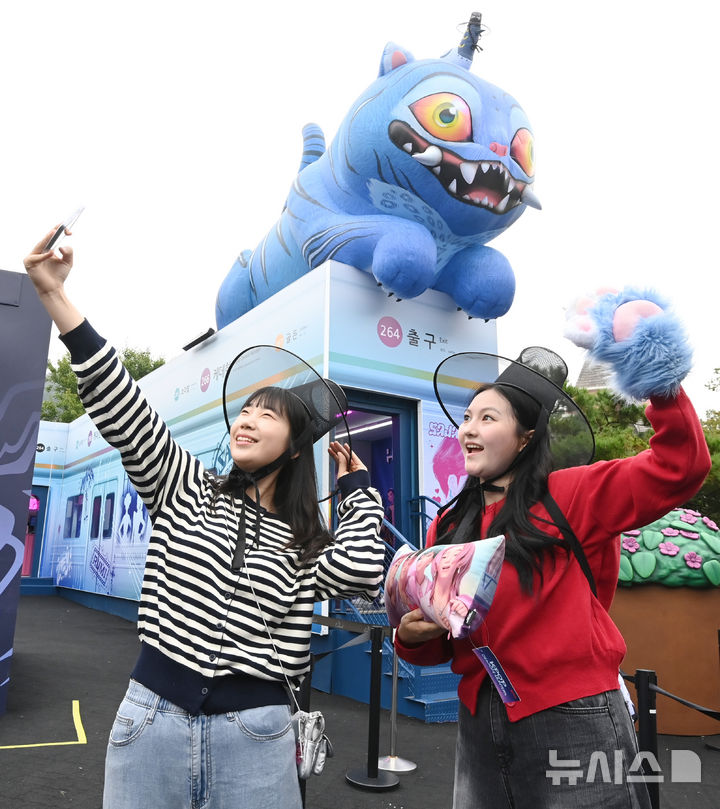 [용인=뉴시스] 김종택 기자 = 30일 경기 용인시 에버랜드에서 관람객들이 ‘케이팝 데몬 헌터스’(케데헌) 테마존을 체험하고 있다. 케데헌 테마존에서는 대형 LED 스크린을 통해 작품 속 주요 영상과 인기 OST, 헌트릭스, 사자보이즈 등 캐릭터별 스토리를 미션형 게임과 인터랙티브 포토존을 통해 몰입감 있게 경험할 수 있다. 2025.09.30. jtk@newsis.com