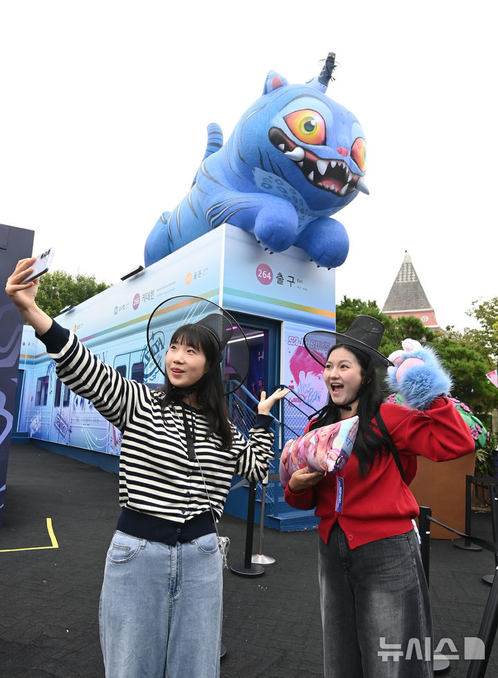 [용인=뉴시스] 김종택 기자 = 30일 경기 용인시 에버랜드에서 관람객들이 ‘케이팝 데몬 헌터스’(케데헌) 테마존을 체험하고 있다. 2025.09.30. jtk@newsis.com