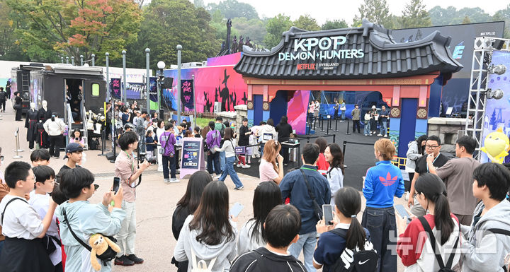[용인=뉴시스] 김종택 기자 = 30일 경기 용인시 에버랜드에서 관람객들이 ‘케이팝 데몬 헌터스’(케데헌) 테마존 입장을 위해 줄 서 대기하고 있다. 케데헌 테마존에서는 대형 LED 스크린을 통해 작품 속 주요 영상과 인기 OST, 헌트릭스, 사자보이즈 등 캐릭터별 스토리를 미션형 게임과 인터랙티브 포토존을 통해 몰입감 있게 경험할 수 있다. 2025.09.30. jtk@newsis.com