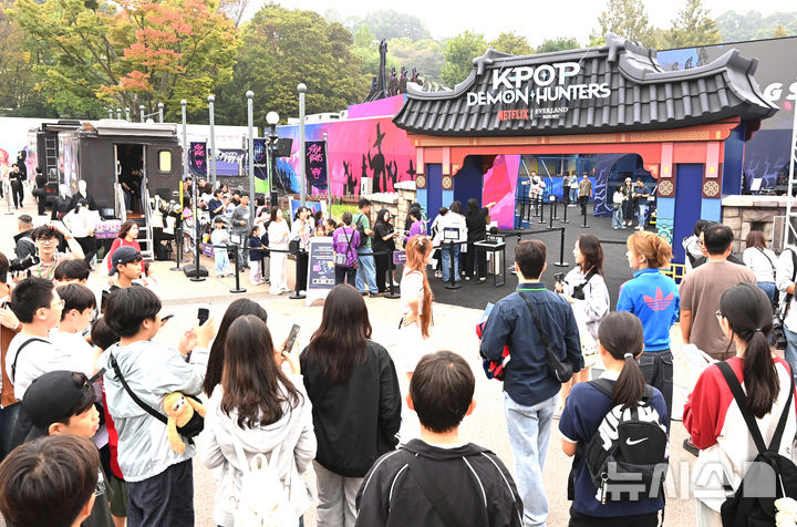 [용인=뉴시스] 김종택 기자 = 30일 경기 용인시 에버랜드에서 관람객들이 ‘케이팝 데몬 헌터스’(케데헌) 테마존 입장을 위해 줄 서 대기하고 있다.  케데헌 테마존에서는 대형 LED 스크린을 통해 작품 속 주요 영상과 인기 OST, 헌트릭스, 사자보이즈 등 캐릭터별 스토리를 미션형 게임과 인터랙티브 포토존을 통해 몰입감 있게 경험할 수 있다. 2025.09.30. jtk@newsis.com
