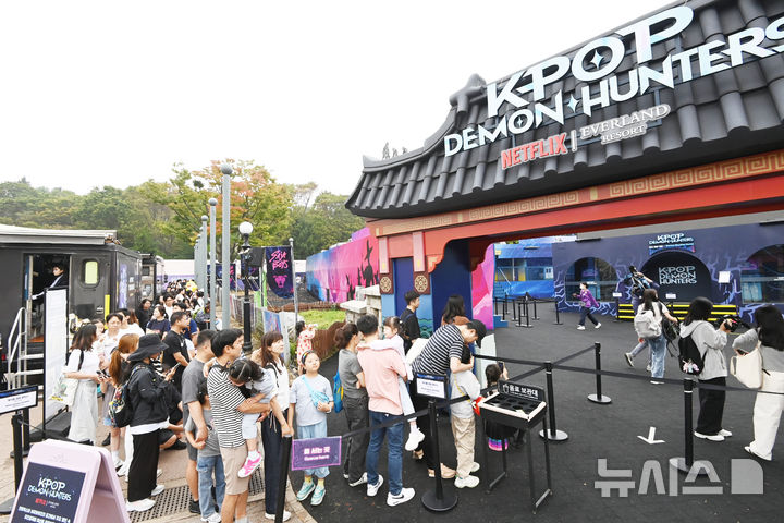 [용인=뉴시스] 김종택 기자 = 30일 경기 용인시 에버랜드에서 관람객들이 ‘케이팝 데몬 헌터스’(케데헌) 테마존 입장을 위해 줄 서 대기하고 있다. 케데헌 테마존에서는 대형 LED 스크린을 통해 작품 속 주요 영상과 인기 OST, 헌트릭스, 사자보이즈 등 캐릭터별 스토리를 미션형 게임과 인터랙티브 포토존을 통해 몰입감 있게 경험할 수 있다. 2025.09.30. jtk@newsis.com