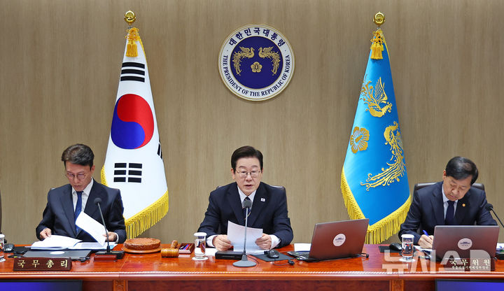 [서울=뉴시스] 고범준 기자 = 이재명 대통령이 30일 서울 용산 대통령실 청사에서 열린 제44회 국무회의에서 발언하고 있다. (대통령실통신사진기자단) 2025.09.30. bjko@newsis.com