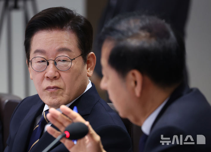 [서울=뉴시스] 고범준 기자 = 이재명 대통령이 지난달 30일 서울 용산 대통령실 청사에서 열린 제44회 국무회의에서 구윤철 부총리 겸 기획재정부 장관의 발언을 듣고 있다. (대통령실통신사진기자단) 2025.09.30. bjko@newsis.com