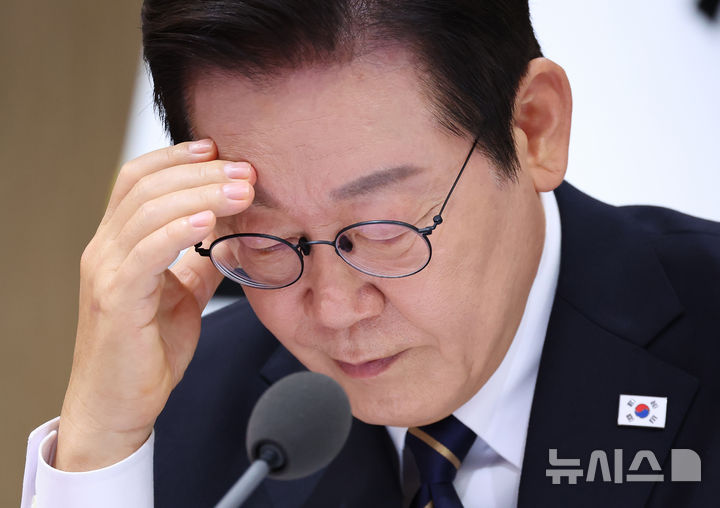 [서울=뉴시스] 고범준 기자 = 사진은 이재명 대통령이 지난달 30일 서울 용산 대통령실 청사에서 열린 제44회 국무회의에서 자료를 살펴보고 있는 모습. (대통령실통신사진기자단) 2025.09.30. bjko@newsis.com