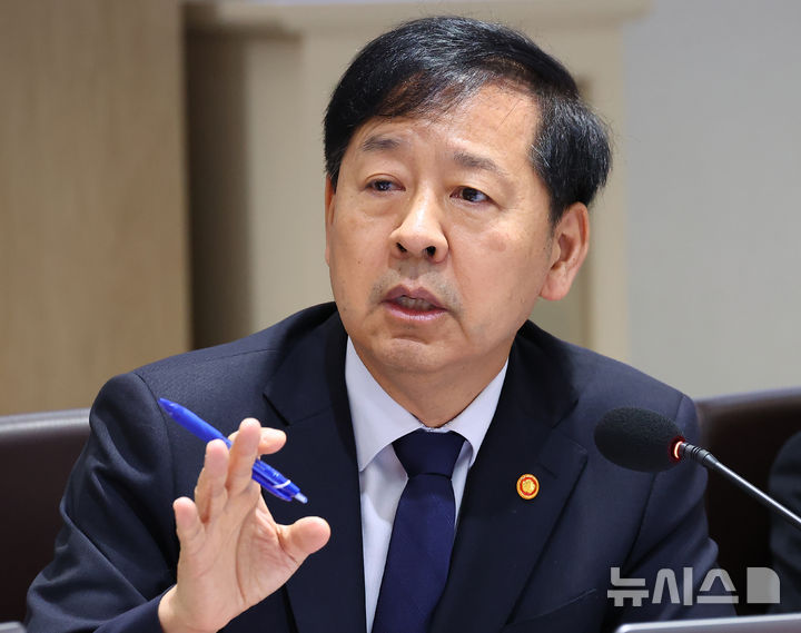 [서울=뉴시스] 고범준 기자 = 구윤철 부총리 겸 기획재정부 장관이 30일 서울 용산 대통령실 청사에서 열린 제44회 국무회의에서 발언하고 있다. (대통령실통신사진기자단) 2025.09.30. bjko@newsis.com