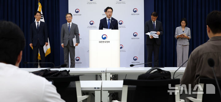 [세종=뉴시스] 강종민 기자 = 김경수 대통령직속 지방시대위원장이 30일 세종시 정부세종청사에서 5극3특 국가균형성장 추진전략을 발표하고 있다. 2025.09.30. ppkjm@newsis.com