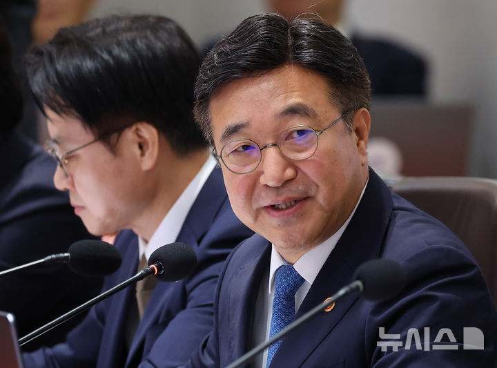 [서울=뉴시스] 고범준 기자 = 윤호중 행정안전부 장관이 30일 서울 용산 대통령실 청사에서 열린 제44회 국무회의에서 발언하고 있다. (대통령실통신사진기자단) 2025.09.30. bjko@newsis.com