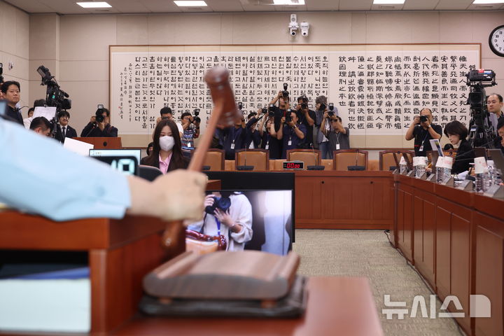 [서울=뉴시스] 고승민 기자 = 추미애 국회 법사위원장이 30일 서울 여의도 국회에서 열린 법제사법위원회 전체회의를 개의하고 있다. 조희대 대법원장이 불참, 자리가 비어 있다. 2025.09.30. kkssmm99@newsis.com