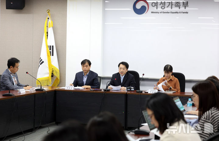 [서울=뉴시스] 추상철 기자 = 김권영 여성가족부 기획정책관이 30일 오후 서울 종로구 정부서울청사에서 '여성가족부 성평등가족부 확대 개편' 사후 브리핑을 하고 있다. 2025.09.30. scchoo@newsis.com