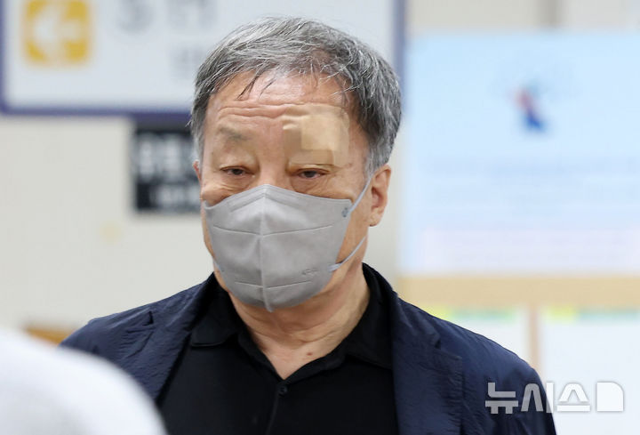 [서울=뉴시스] 홍효식 기자 = 육류가공업자에게 5억 원대 뇌물을 받은 혐의를 받는 윤우진 전 용산세무서장이 30일 오후 서울 서초구 서울중앙지방법원에서 열린 선고기일에 출석하고 있다. 2025.09.30. yesphoto@newsis.com