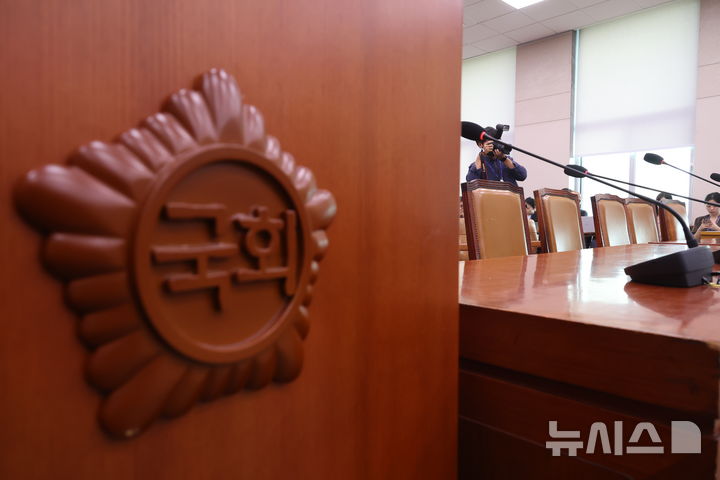 [서울=뉴시스] 고승민 기자 = 30일 서울 여의도 국회에서 열린 법제사법위원회 전체회의, 조희대 대법원장 대선개입 의혹 관련 긴급현안 청문회에서 조 대법원장이 불참, 자리고 비어 있다. 2025.09.30. kkssmm99@newsis.com