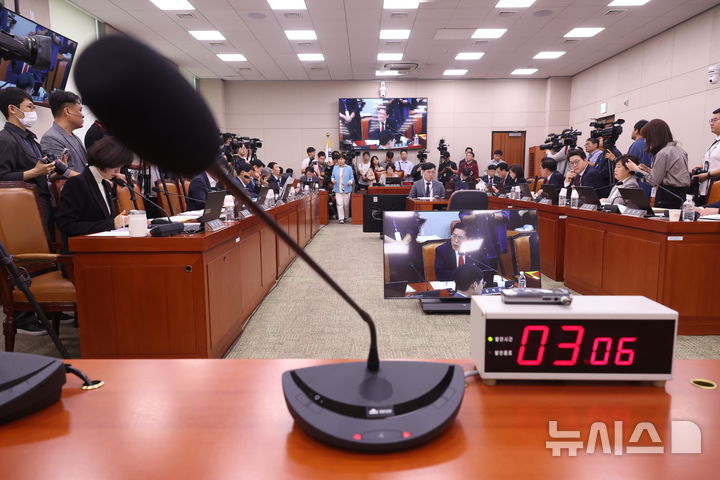 [서울=뉴시스] 고승민 기자 = 30일 서울 여의도 국회에서 열린 법제사법위원회 전체회의, 조희대 대법원장 대선개입 의혹 관련 긴급현안 청문회에서 조 대법원장이 불참, 자리고 비어 있다. 2025.09.30. kkssmm99@newsis.com