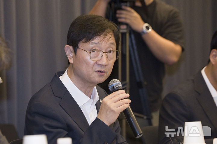 [서울=뉴시스] 김근수 기자 = 이찬진 금융감독원장이 30일 서울 서초구 드림플러스 강남에서 열린 ‘금융감독원장-가상자산사업자 CEO 간담회’에서 모두발언을 하고 있다. 2025.09.30. ks@newsis.com
