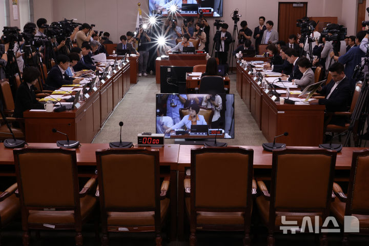 [서울=뉴시스] 김명년 기자 = 30일 오후 서울 여의도 국회 법제사법위원회 전체회의에서 추미애 위원장이 의사봉을 두드리고 있다. 이날 조희대 대법원장은 청문회에 불출석했다. 2025.09.30. kmn@newsis.com