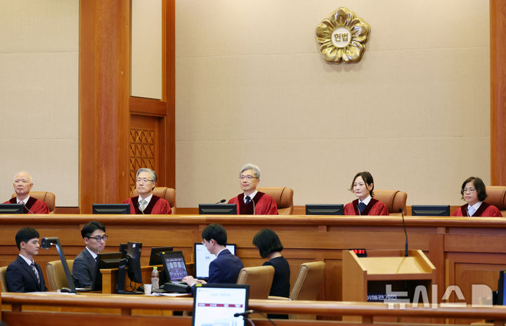 [서울=뉴시스] 조성우 기자 = 김상환(가운데) 헌법재판소장과 헌법재판관들이 30일 오후 서울 종로구 헌법재판소 대심판정에서 열린 조지호 경찰청장 탄핵심판 사건 2차 변론기일에 자리하고 있다. 2025.09.30. xconfind@newsis.com