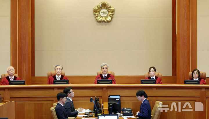 [서울=뉴시스] 조성우 기자 = 김상환(가운데) 헌법재판소장과 헌법재판관들이 30일 오후 서울 종로구 헌법재판소 대심판정에서 열린 조지호 경찰청장 탄핵심판 사건 2차 변론기일에 자리하고 있다. 2025.09.30. xconfind@newsis.com