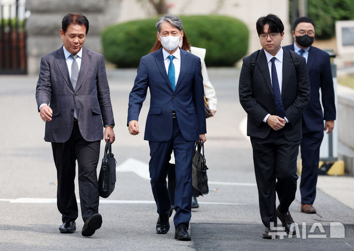 [서울=뉴시스] 조성우 기자 = 조지호(왼쪽 두 번째) 경찰청장이 30일 오후 서울 종로구 헌법재판소 대심판정에서 열린 탄핵심판 사건 2차 변론기일에 출석하고 있다. 2025.09.30. xconfind@newsis.com