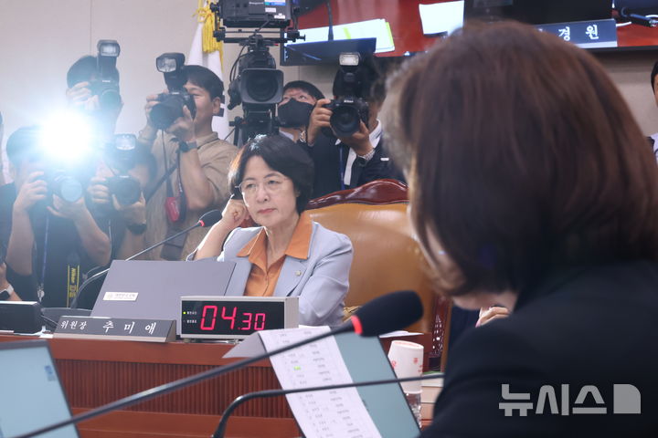 [서울=뉴시스] 고승민 기자 = 30일 서울 여의도 국회에서 열린 법제사법위원회 전체회의, 조희대 대법원장 대선개입 의혹 관련 긴급현안 청문회 시작 전 나경원 국민의힘 의원의 발언을 듣고 있다. 2025.09.30. kkssmm99@newsis.com