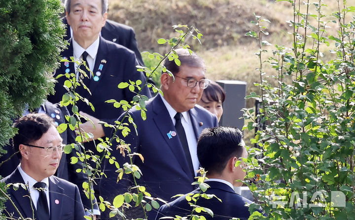  [부산=뉴시스] 하경민 기자 = 한일 정상회담을 위해 방한한 이시바 시게루 일본 총리가 30일 부산 금정구 영락공원에서 2001년 도쿄 신오쿠보역 선로에 떨어진 사람을 구하려다가 숨진 한국인 유학생 의인 고 이수현 묘를 참배하기 위해 이동하고 있다. 2025.09.30. yulnetphoto@newsis.com