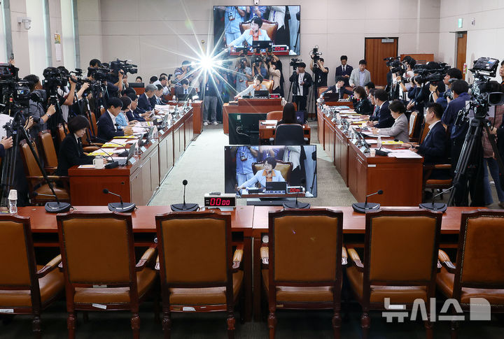 [서울=뉴시스] 김명년 기자 = 30일 오후 서울 여의도 국회 법제사법위원회 전체회의에서 추미애 위원장이 의사봉을 두드리고 있다. 이날 조희대 대법원장은 청문회에 불출석했다. 2025.09.30. kmn@newsis.com