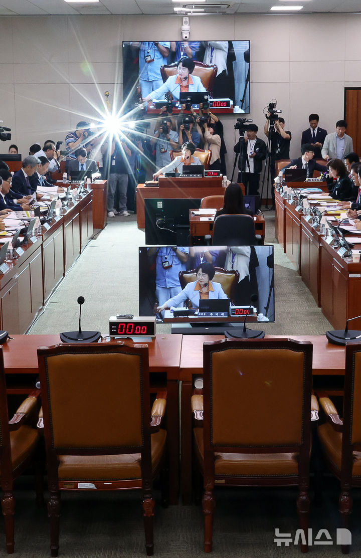 [서울=뉴시스] 김명년 기자 = 30일 오후 서울 여의도 국회 법제사법위원회 전체회의에서 추미애 위원장이 의사봉을 두드리고 있다. 이날 조희대 대법원장은 청문회에 불출석했다. 2025.09.30. kmn@newsis.com