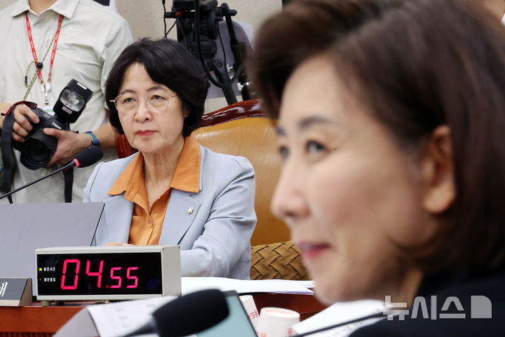 [서울=뉴시스] 김명년 기자 = 추미애 국회 법제사법위원장과 나경원 국민의힘 의원이 30일 오후 서울 여의도 국회 법사위 전체회의에 참석해 있다. 2025.09.30. kmn@newsis.com