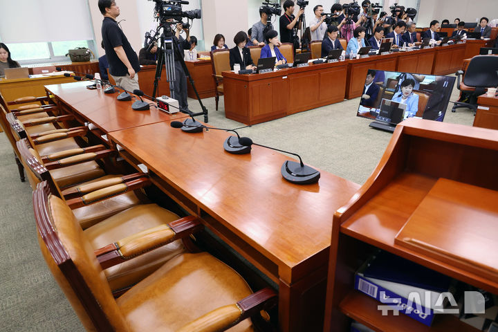 [서울=뉴시스] 김명년 기자 = 30일 오후 서울 여의도 국회 법제사법위원회 전체회의에서 증인석이 비어있다. 이날 조희대 대법원장은 청문회에 불출석했다. 2025.09.30. kmn@newsis.com