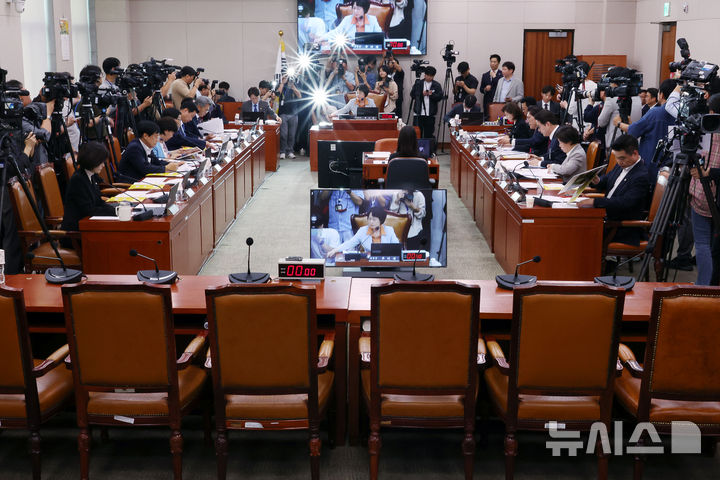 [서울=뉴시스] 김명년 기자 = 30일 오후 서울 여의도 국회 법제사법위원회 전체회의에서 추미애 위원장이 의사봉을 두드리고 있다. 이날 조희대 대법원장은 청문회에 불출석했다. 2025.09.30. kmn@newsis.com