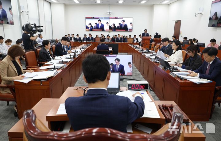 [서울=뉴시스] 조성봉 기자 = 윤영석 국회 연금개혁특위 위원장이 지난달 30일 오후 서울 여의도 국회에서 열린 연금개혁 특별위원회 전체회의에서 회의를 주재하는 모습.&nbsp; 2025.09.30. suncho21@newsis.com