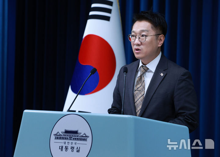 [서울=뉴시스] 고범준 기자 = 김남준 대변인이 30일 서울 용산 대통령실 청사에서 제44회 국무회의 관련 브리핑을 하고 있다. 2025.09.30. bjko@newsis.com