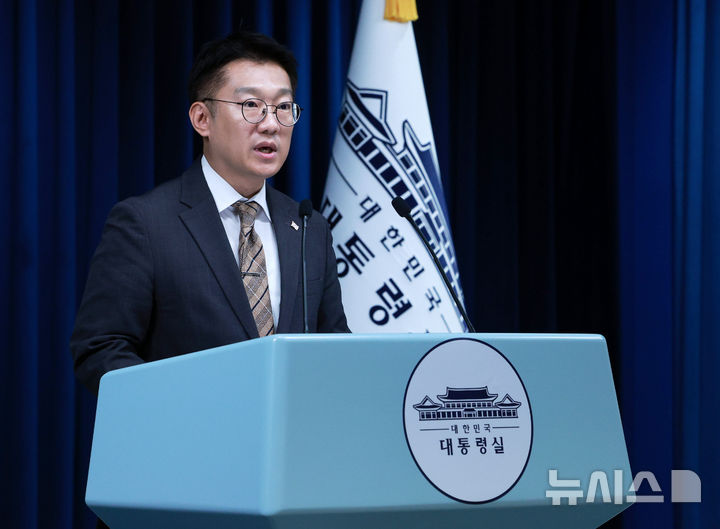 [서울=뉴시스] 고범준 기자 = 김남준 대변인이 30일 서울 용산 대통령실 청사에서 제44회 국무회의 관련 브리핑을 하고 있다. 2025.09.30. bjko@newsis.com