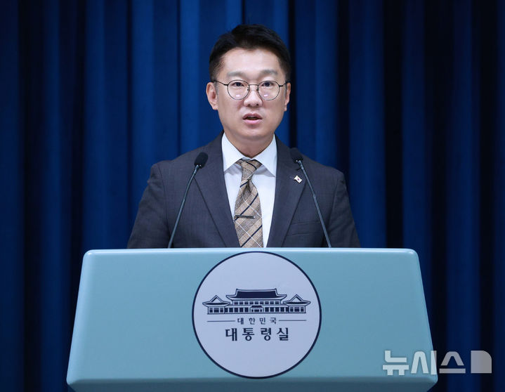 [서울=뉴시스] 고범준 기자 = 김남준 대변인이 30일 서울 용산 대통령실 청사에서 제44회 국무회의 관련 브리핑을 하고 있다. 2025.09.30. bjko@newsis.com