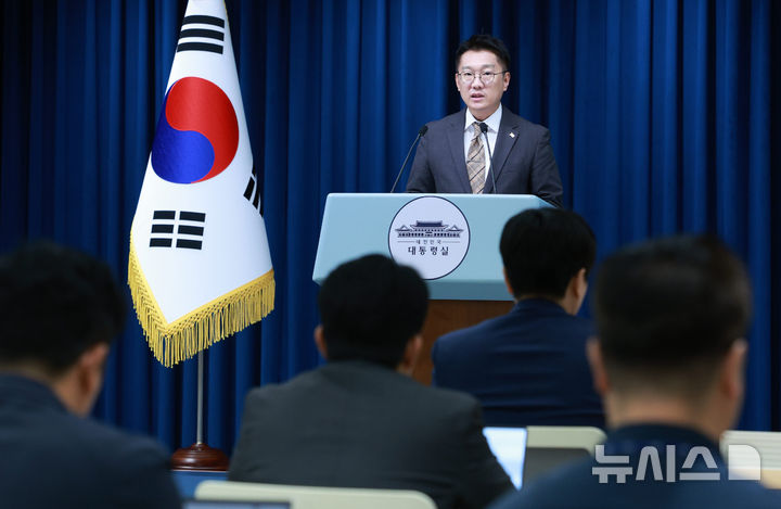[서울=뉴시스] 고범준 기자 = 김남준 대변인이 30일 서울 용산 대통령실 청사에서 제44회 국무회의 관련 브리핑을 하고 있다. 2025.09.30. bjko@newsis.com