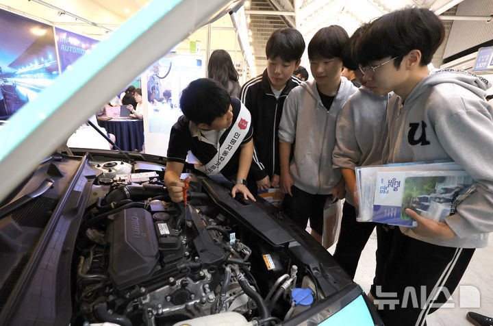[인천=뉴시스] 전진환 기자 = 지난해 9월 30일 오전 인천 연수구 송도컨벤시아에서 열린 2025 인천직업교육박람회에서 학생들이 자동차 엔진에 대한 설명을 듣고 있다. 2025.09.30. amin2@newsis.com **기사 내용과 직접 관련 없습니다**