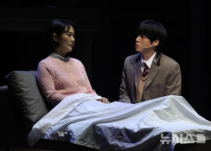 [서울=뉴시스] 배훈식 기자 = 뮤지컬 '아몬드' 프레스콜이 열린 30일 오후 서울 종로구 NOL 유니플렉스에서 윤재 역의 김리현 배우와 엄마 역의 이예지 배우가 하이라이트 장면 시연을 하고 있다. 2025.09.30. dahora83@newsis.com