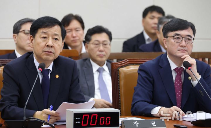 [서울=뉴시스] 조성봉 기자 = 구윤철 경제부총리 겸 기획재정부 장관이 30일 오후 서울 여의도 국회에서 열린 기획재정위원회 전체회의에서 의원의 질의에 답변하고 있다. 오른쪽은 임기근 기재부 제2차관. 2025.09.30. suncho21@newsis.com