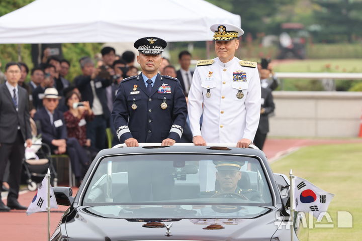 [서울=뉴시스] 황준선 기자 = 진영승 신임 합동참모본부 의장(왼쪽)과 김명수 전임 합동참모본부 의장이 30일 서울 용산구 국방부에서 열린 제44·45대 합동참모의장 이·취임식에서 열병하고 있다. 2025.09.30. hwang@newsis.com
