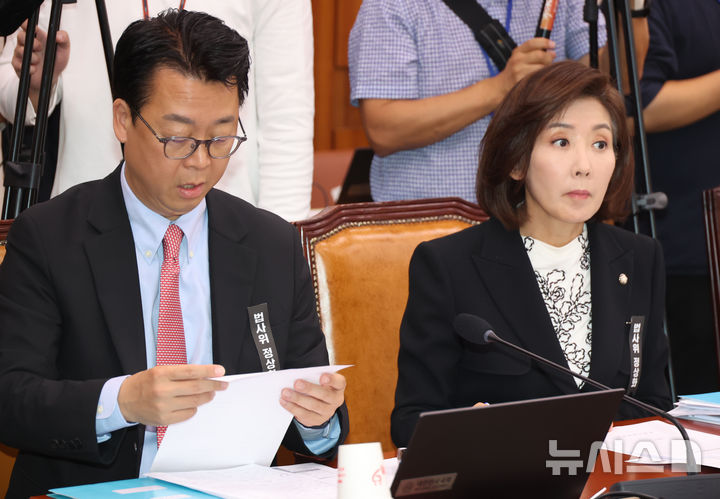 [서울=뉴시스] 고승민 기자 = 나경원, 곽규택 국민의힘 의원이 30일 서울 여의도 국회에서 열린 법제사법위원회 전체회의에서 정장 상의에 '법사위 정상화'라고 적힌 근조리본을 달고 있다. 2025.09.30. kkssmm99@newsis.com