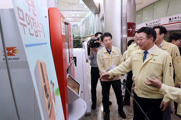 [서울=뉴시스] 윤호중 행정안전부 장관이 지난달 30일 오후 서울중앙우체국을 방문해 전산장애 대응 금융·택배서비스 정상화 조치현황 등을 점검하고 있다. (사진=행정안전부 제공) 2025.09.30. photo@newsis.com *재판매 및 DB 금지