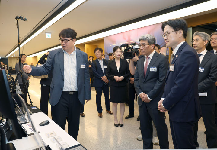 [서울=뉴시스] 김정관 산업통상자원부 장관이 30일 오후 경기 성남시 글로벌융합센터에서 열린 「AI반도체 M.AX 얼라이언스 포럼」에서 기술시연을 참관하고 있다. (사진=산업통상자원부 제공). 2025.09.30. photo@newsis.com *재판매 및 DB 금지