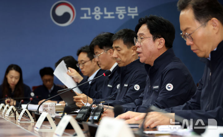[세종=뉴시스] 강종민 기자 = 김영훈 고용노동부 장관이 지난 9월 30일 세종시 정부세종청사에서 열린 노동부 비상대응 지방관서장 회의에서 발언하고 있다. 2025.09.30. ppkjm@newsis.com