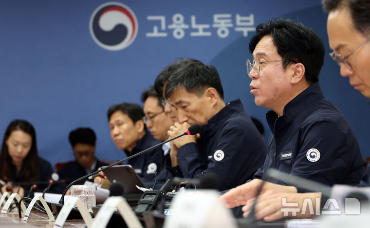 [세종=뉴시스] 강종민 기자 = 김영훈 고용노동부 장관이 지난달 30일 세종시 정부세종청사에서 열린 노동부 비상대응 지방관서장 회의에서 발언하고 있다. 2025.09.30. ppkjm@newsis.com