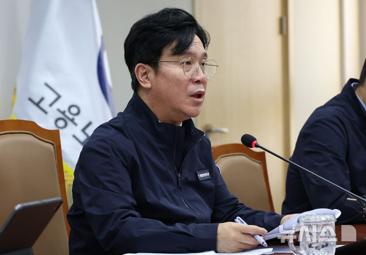 [세종=뉴시스] 강종민 기자 = 김영훈 고용노동부 장관이 지난해 9월 30일 세종시 정부세종청사에서 열린 노동부 비상대응 지방관서장 회의에서 발언하고 있다. 2025.09.30. ppkjm@newsis.com