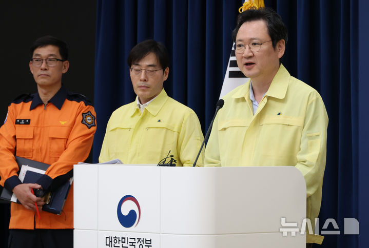 [세종=뉴시스] 강종민 기자 = 이재용 국가정보자원관리원장이 지난 30일 세종시 정부세종청사에서 열린 국가정보자원관리원 화재 관련 중대본 회의 브리핑에서 기자 질문에 답하고 있다. 025.09.30. ppkjm@newsis.com