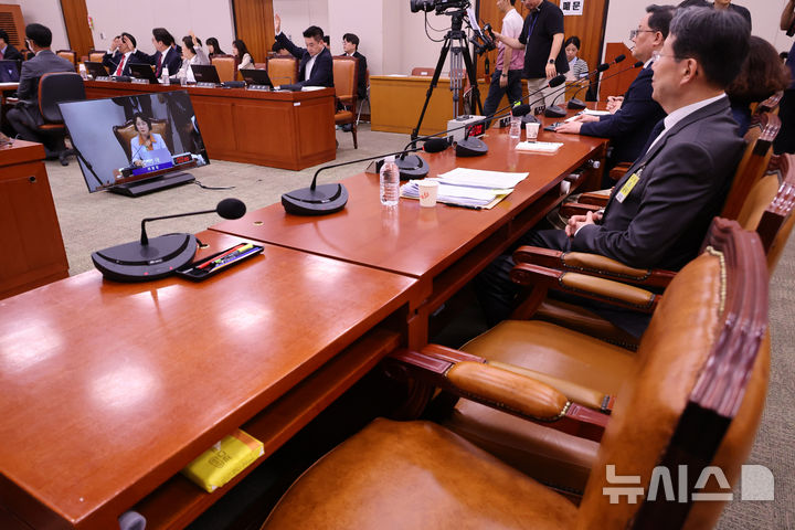 [서울=뉴시스] 김명년 기자 = 30일 오후 서울 여의도 국회 법제사법위원회에서 열린 조희대 대법원장 대선개입 의혹 관련 긴급현안 청문회가 조 대법원장 없이 진행되고 있다. 2025.09.30. kmn@newsis.com