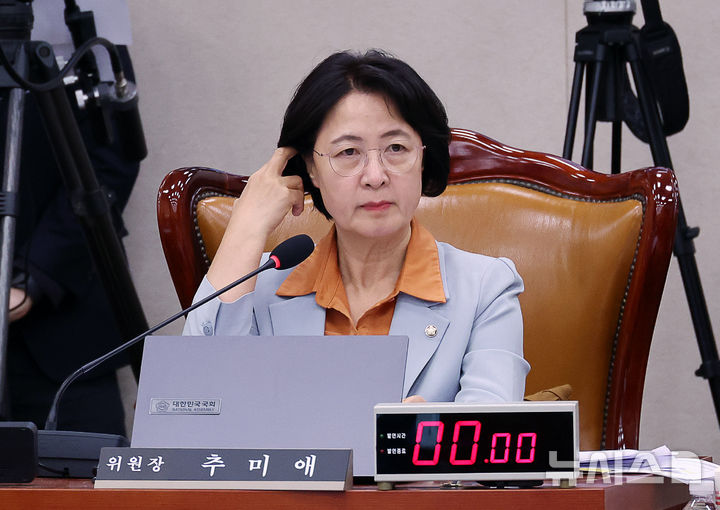[서울=뉴시스] 김명년 기자 = 추미애 국회 법제사법위원장이 지난달 30일 오후 서울 여의도 국회 법사위에서 열린 조희대 대법원장 대선개입 의혹 관련 긴급현안 청문회에서 머리를 만지고 있다. 2025.09.30. kmn@newsis.com
